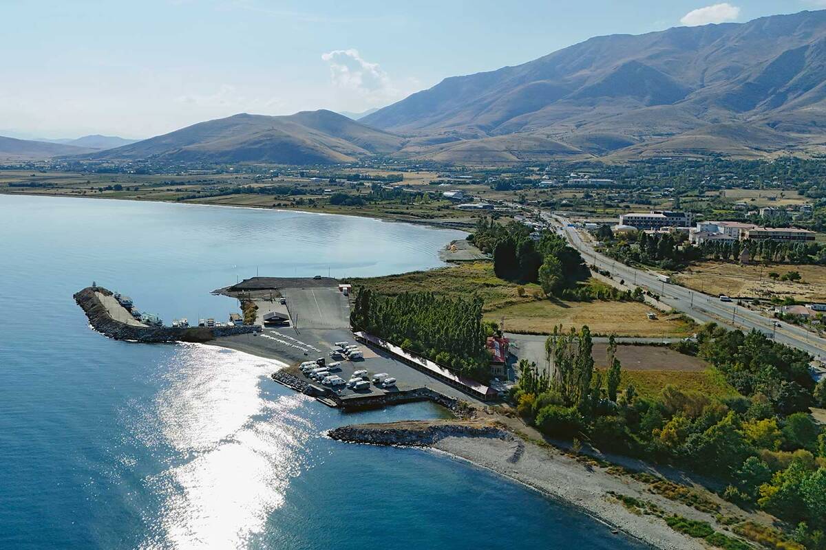 Wir finden auf dieser Reise immer wieder attraktive Stellpläze – öfters mal an Küsten und Gewässern, wie hier am Van-See.