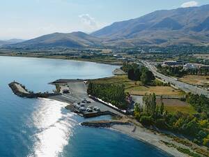 Au cours de ce voyage, nous trouvons toujours des aires de stationnement idéalement situées, souvent le long des côtes et des cours d’eau, comme ici au lac de Van.