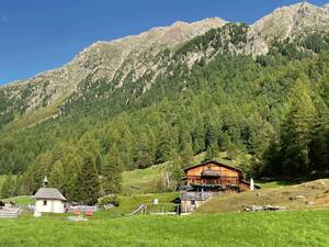 In den abgelegenen Seitentälern kommt man immer wieder an schönen Almen  mit einladenden Almwirtschaften vorbei, die zum Verweilen einladen.