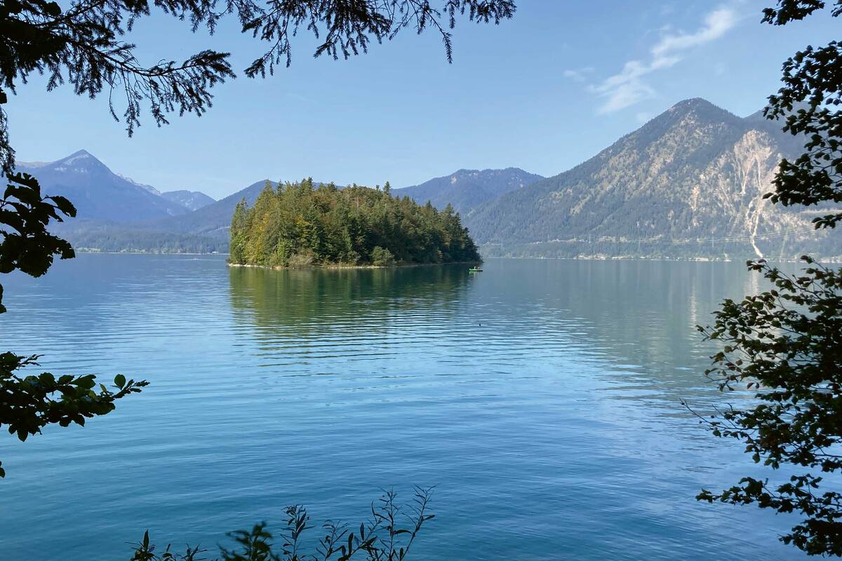 Im Walchensee kann man baden oder ihn zu Fuss wie auch mit dem Fahrrad umrunden.