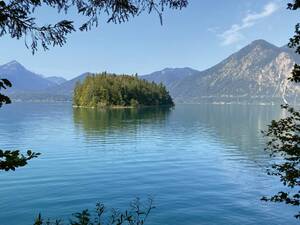 Im Walchensee kann man baden oder ihn zu Fuss wie auch mit dem Fahrrad umrunden.