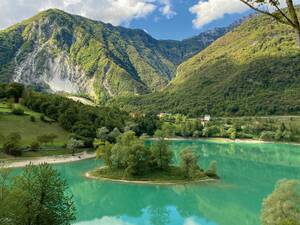 Am Lago di Tenno, nördlich des Gardasees, gibt es wunderschöne Picknickplätze.