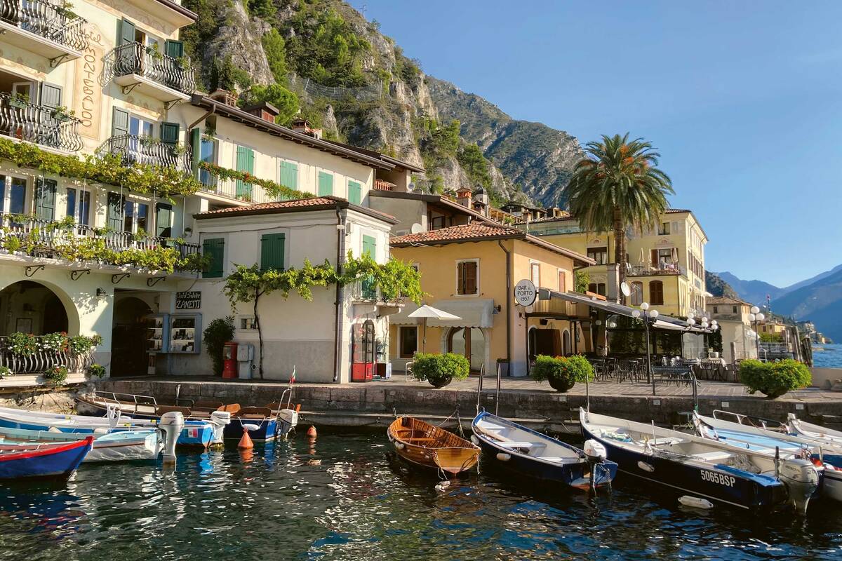 Bei einer Gardasee-Reise darf ein Besuch von Limone nicht fehlen. Am schönsten kann das Bilderbuch-Örtchen mit dem Schiff erreicht werden.