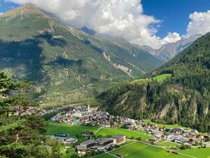 Vue de Längenfeld dans l'Ötztal avec l'Aqua Dome, une grande station thermale. Le camping se trouve à proximité.