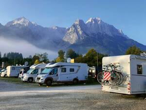 Le camping Erlebnis Zugspitze est situé à Grainau près de Garmisch-Partenkirchen au pied de l’imposante Zugspitze, le plus haut sommet d'Allemagne