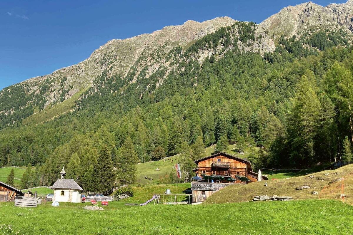 Dans les vallées latérales isolées, on passe régulièrement devant de beaux alpages et des exploitations alpestres accueillantes qui invitent à la détente.
