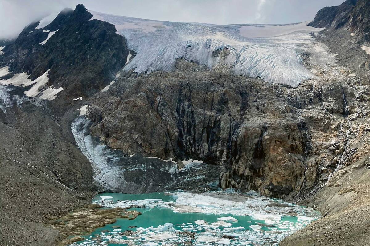 Dans les Alpes de Stubai, on trouve des lacs glaciaires avec des blocs de glace.