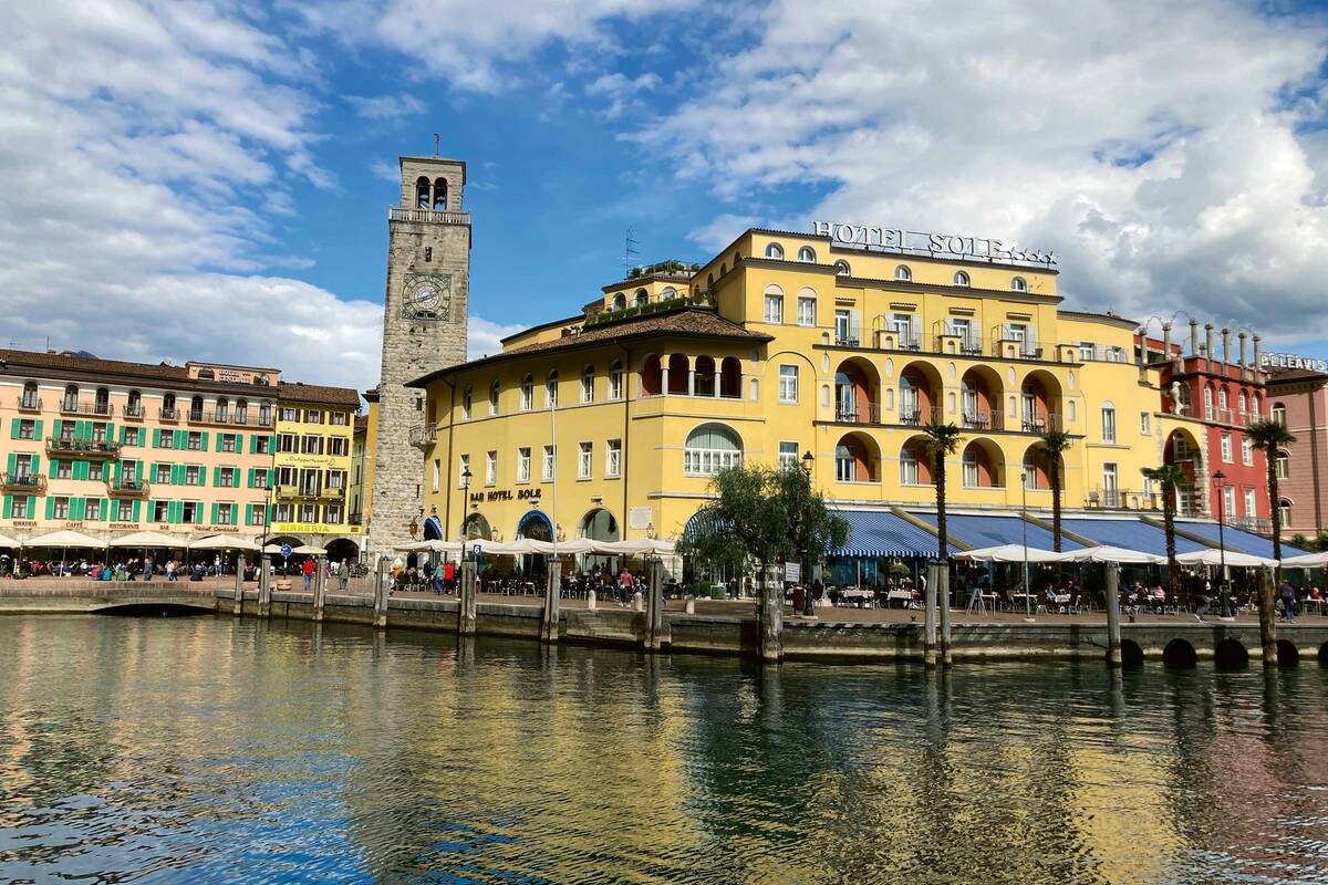 La promenade de Riva del Garda sur la rive nord du lac de Garde.