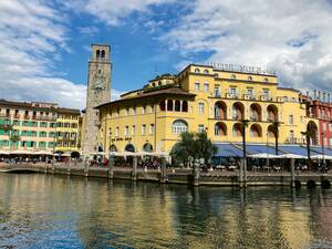 La promenade de Riva del Garda sur la rive nord du lac de Garde.