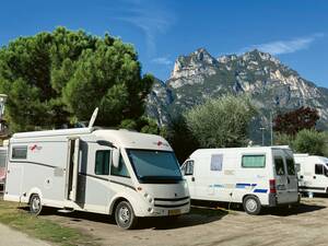 Le Camper Stop Torbole dans la localité du même nom se trouve près de la rive du lac de Garde.