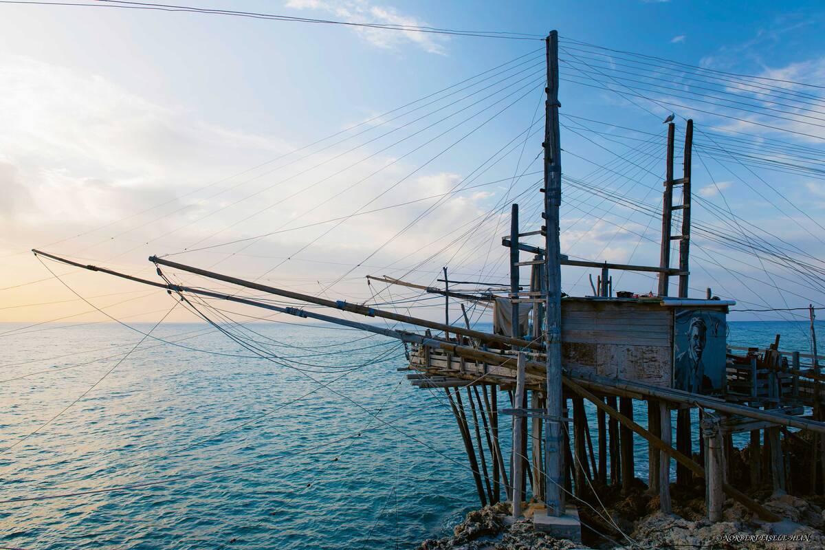 Le long de cette partie de la côte, nous apercevons régulièrement des trabocchi – les installations de pêche au filet.
