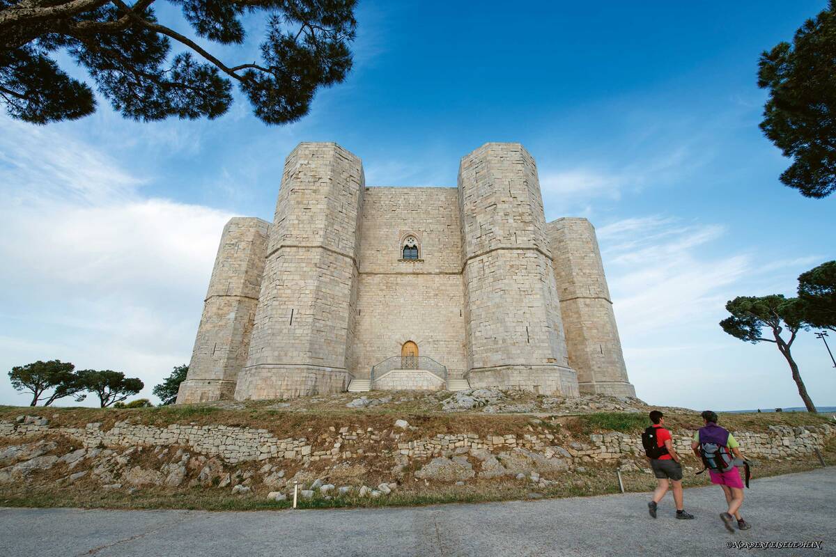 L'architecture du Castel del Monte, qui fait partie du patrimoine mondial de l'UNESCO, est principalement caractérisée par le chiffre huit.