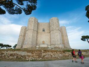 L'architecture du Castel del Monte, qui fait partie du patrimoine mondial de l'UNESCO, est principalement caractérisée par le chiffre huit.