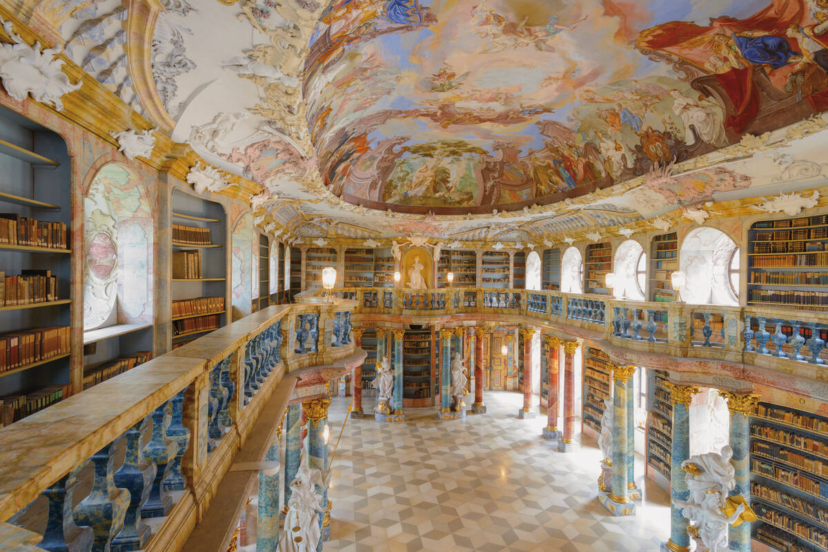 Der Bibliothekssaal des Klosters Wiblingen ist eines von hunderten Highlights der Barockstrasse.
