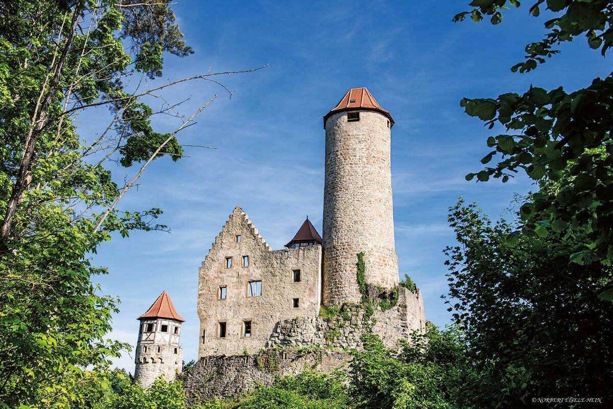 Hoch über dem Neckar thront die mustergültige Burg Hornberg des Ritters Götz von Berlichingen.