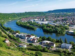 Blick von der Burg Hornberg über Weinberge auf den Neckar.