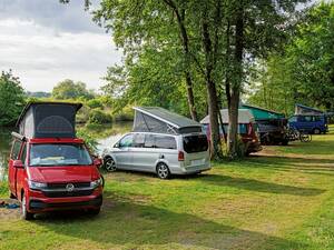 Le « Campinginsel Bug » met même à disposition des emplacements réservés aux fourgons, directement au bord de la rivière Regnitz.