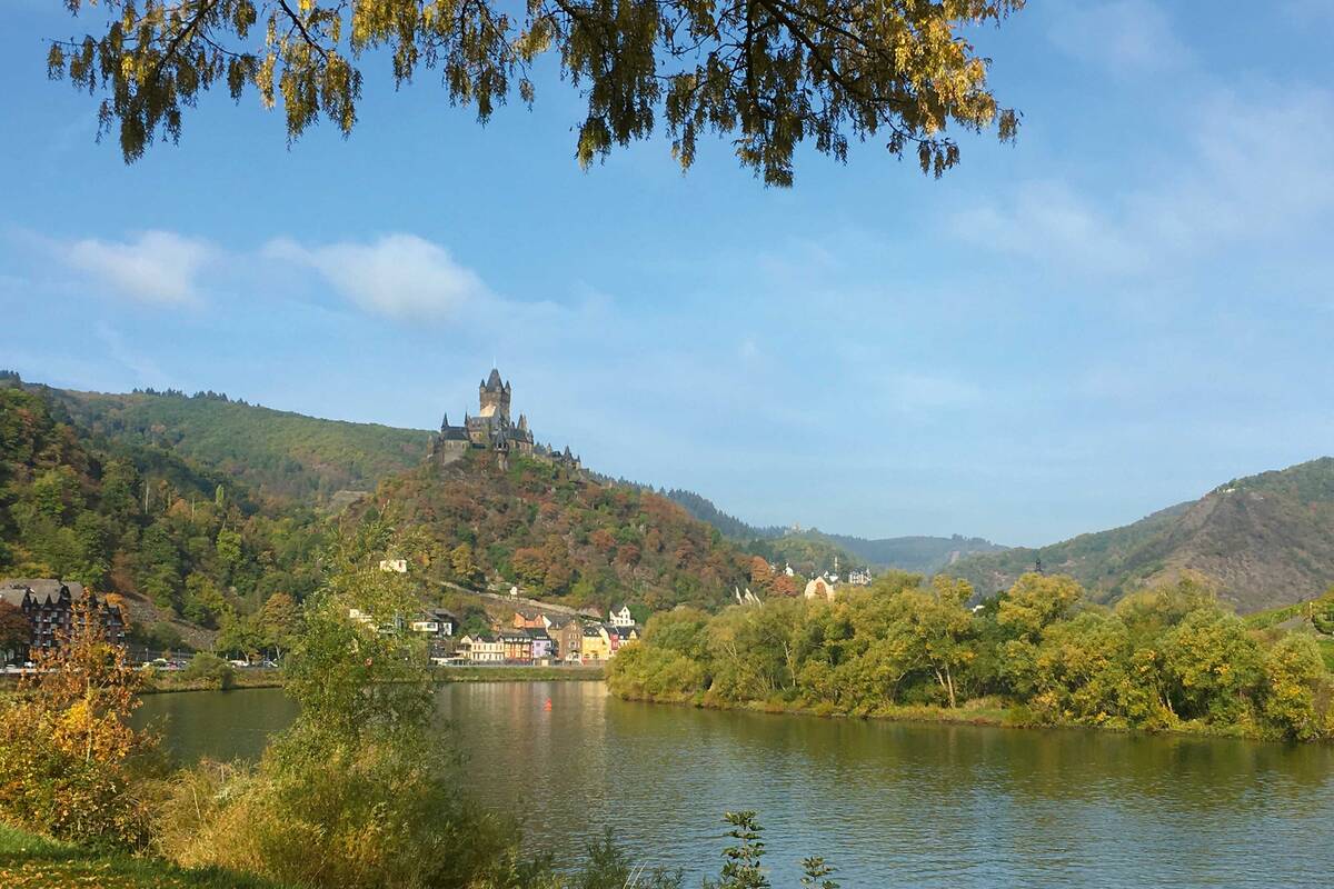 Le Reichsburg Cochem est l'emblème de la ville homonyme et domine de manière spectaculaire la Moselle.