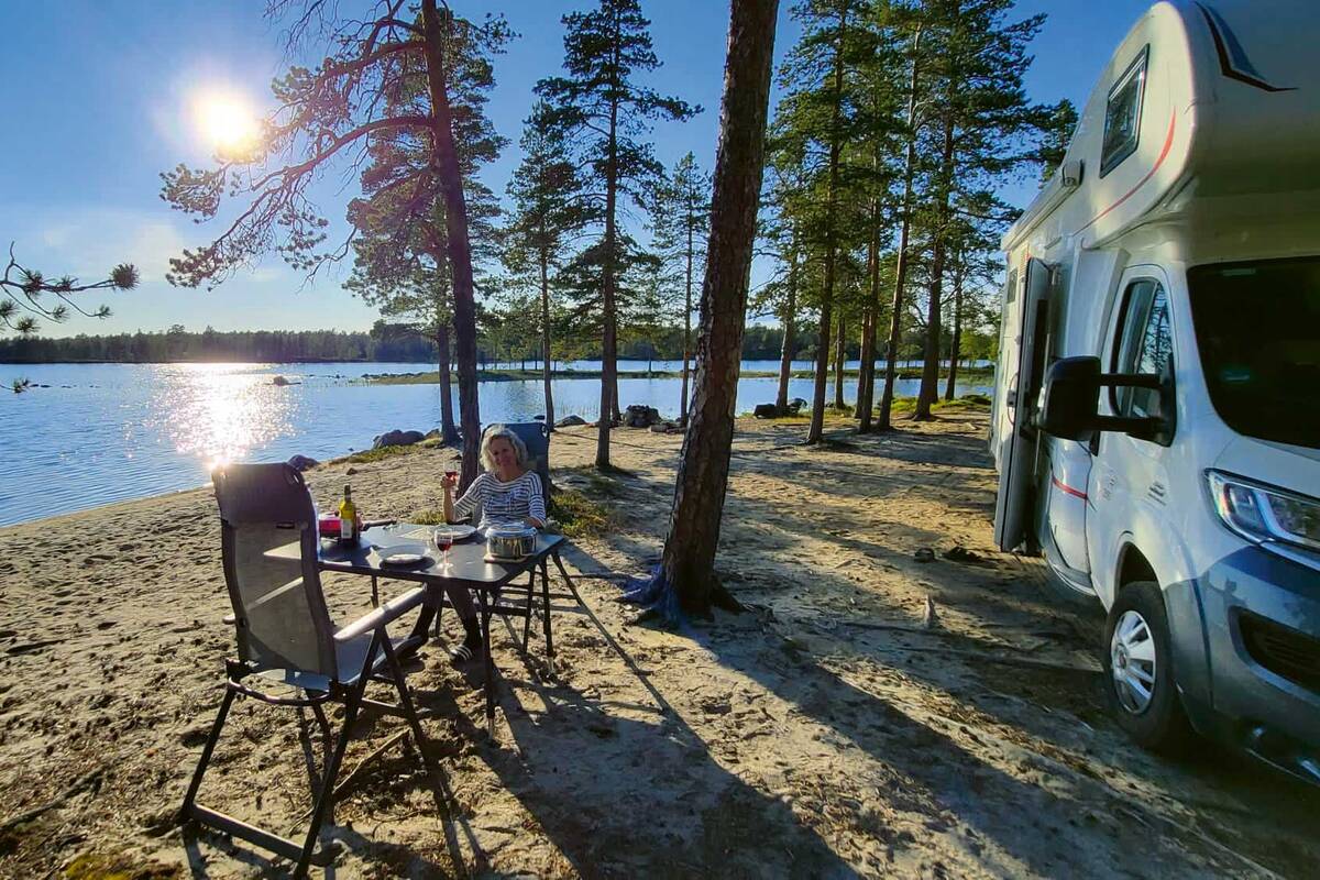 Petit-déjeuner avec vue sur l’un des nombreux lacs.
