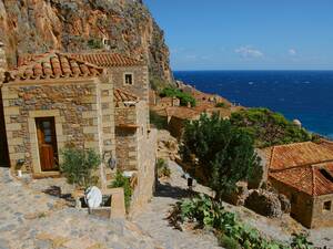 Monemvasia, die griechische Kleinstadt, die im Byzantinischen Reich bedeutender Stützpunkt und Festung war, ist zu Recht ein Touristenmagnet. Auf einem Felsen vor der Küste Lakoniens im Südosten der Halbinsel Peloponnes liegend, bietet sie sich für einen Stadtbummel durch die schmucken Strässchen an.