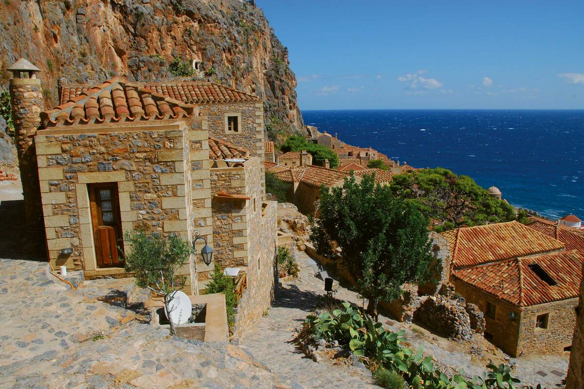 Monemvasia, die griechische Kleinstadt, die im Byzantinischen Reich bedeutender Stützpunkt und Festung war, ist zu Recht ein Touristenmagnet. Auf einem Felsen vor der Küste Lakoniens im Südosten der Halbinsel Peloponnes liegend, bietet sie sich für einen Stadtbummel durch die schmucken Strässchen an.