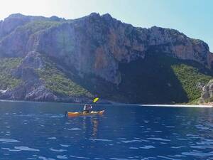 Vom Wasser her erreichen wir eine quasi menschenleere Bucht.