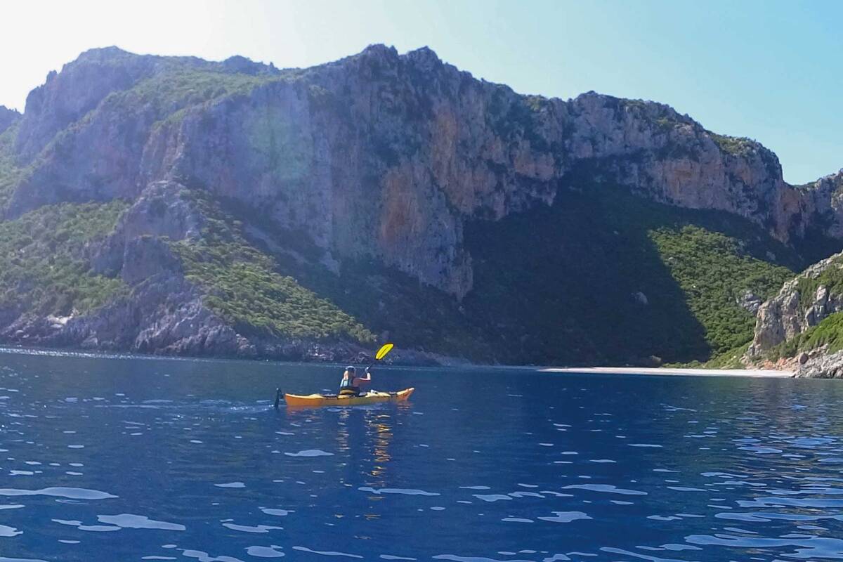 Vom Wasser her erreichen wir eine quasi menschenleere Bucht.