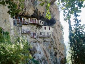 Le monastère Moni Timiou Prodromou, construit à même la paroi rocheuse est l'un des dix plus célèbres de Grèce.