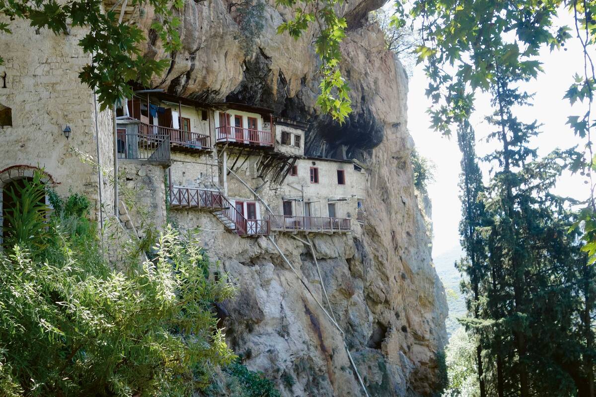 Le monastère Moni Timiou Prodromou, construit à même la paroi rocheuse est l'un des dix plus célèbres de Grèce.