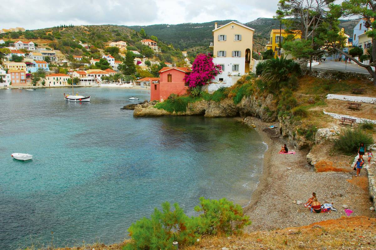 La petite ville d'Asos est agréablement calme, sans afflux de touristes.