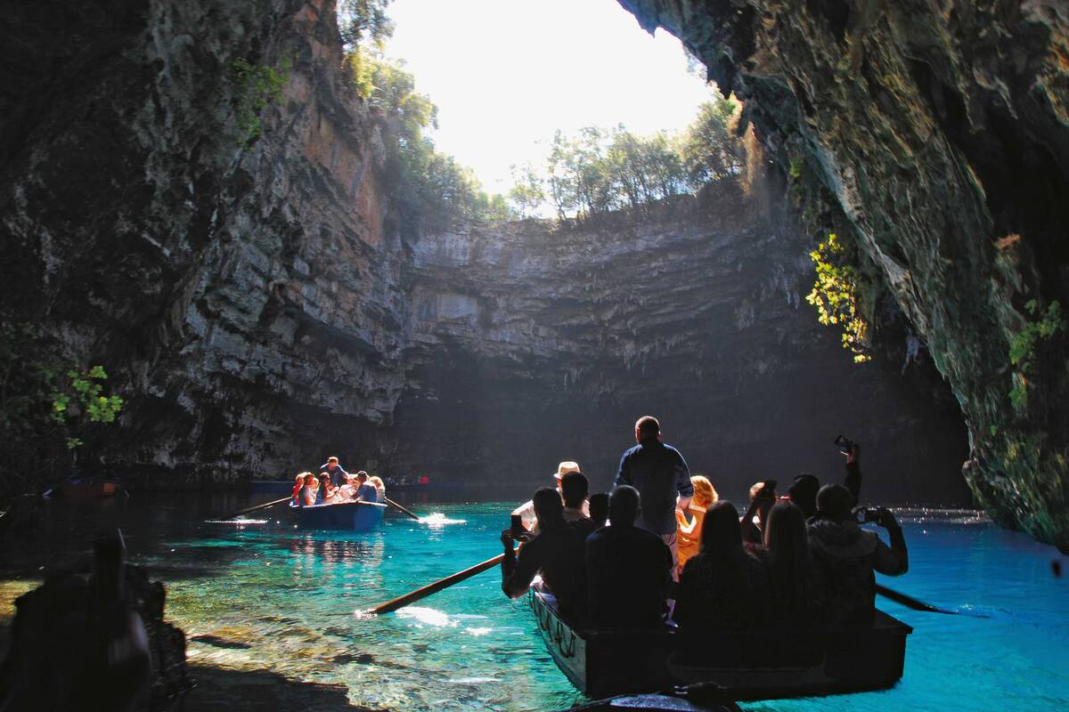 Le lac de la grotte de Melissani à Sami.