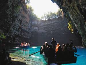 Le lac de la grotte de Melissani à Sami.