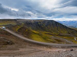 Auf der E 917, einer unbefestigten so genannten Gravelstrasse geht es kurvenreich über die Berge im Ostland.