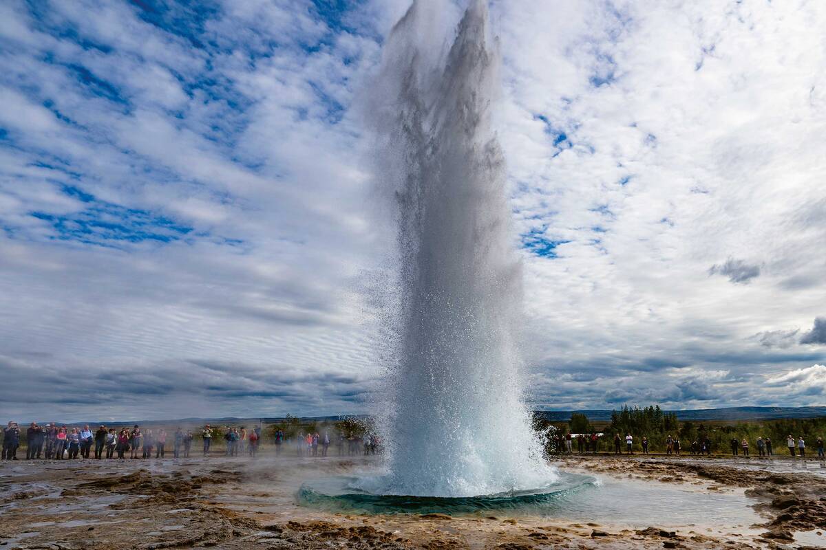 Der Strokkur ist wohl die bekannteste Sehenswürdigkeit in Island. Der Geysir bricht alle fünf bis zehn Minuten aus und schleudert seine Dampf- und Heisswasserfontäne bis 20 Meter in die Höhe.