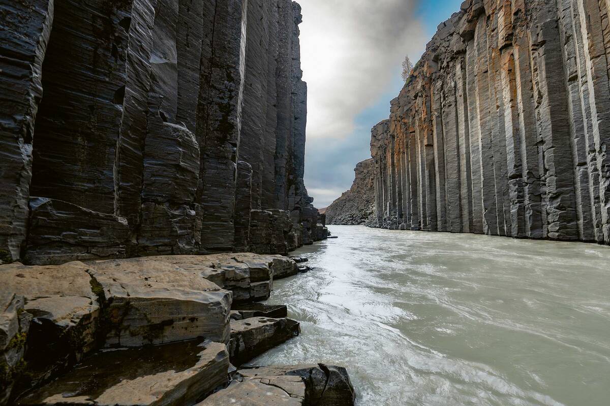 Eindrücklich sind die imposanten Felswände im Stuðlagil Canyon im Ostland. Beim Besuch von der Südseite kann man in den Canyon hinein. 