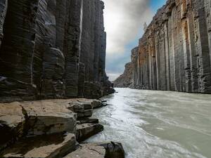 Eindrücklich sind die imposanten Felswände im Stuðlagil Canyon im Ostland. Beim Besuch von der Südseite kann man in den Canyon hinein. 