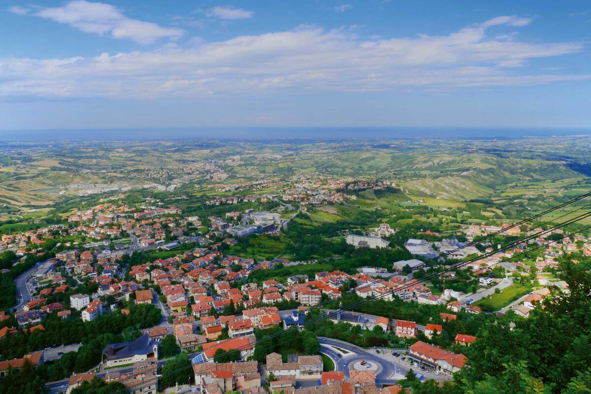Ausblick über San Marino nach Italien mit der Adria-Küste im Hintergrund.