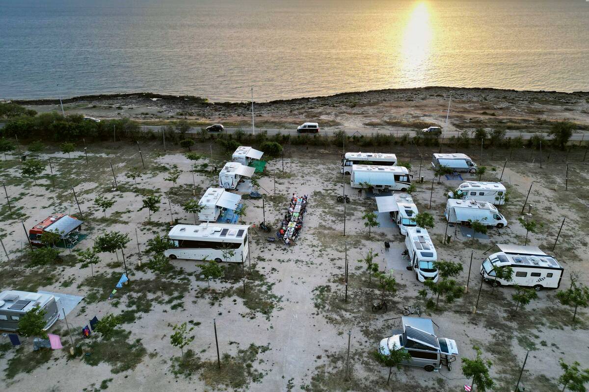 Lockeres Beisammensein auf dem Camping La Masseria beim Nachtessen im Lichte des Sonnenuntergangs.