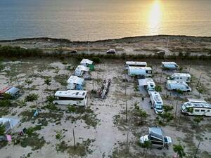 Lockeres Beisammensein auf dem Camping La Masseria beim Nachtessen im Lichte des Sonnenuntergangs.