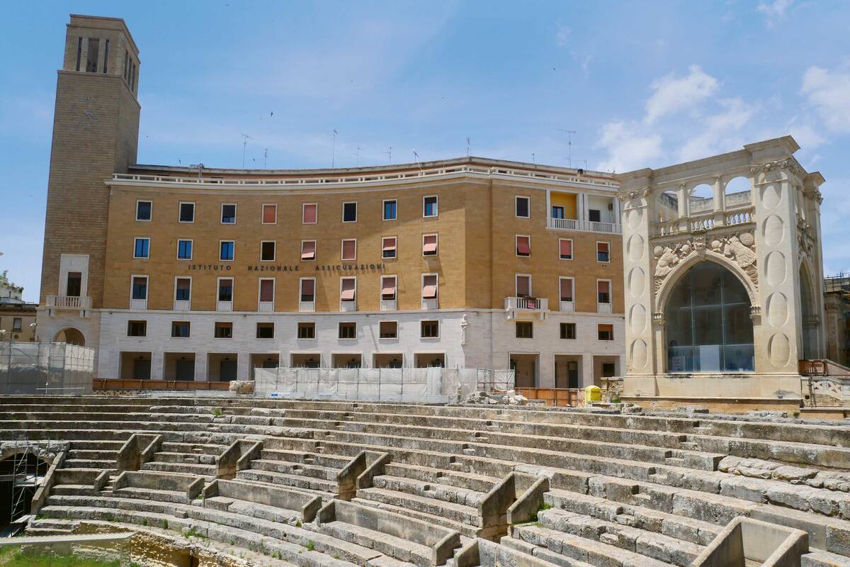Das römische Amphitheater von Lecce, in dem früher Gladiatorenkämpfe geboten wurden, war einst fünf Etagen hoch und fasste 25 000 Besucher. 