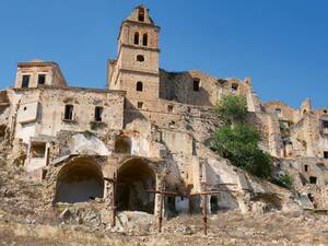 Die Geisterstadt Craco Vecchia thront auf einem Felsen.