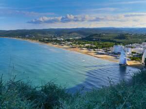 L'emblème de Vieste, le Pizzomunno, un grand rocher de pierre calcaire autour duquel s’est construite une légende fascinante, domine la plage du même nom, idéale pour bronzer, nager et se promener.