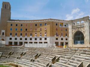 L'amphithéâtre romain de Lecce, où avait lieu autrefois des combats de gladiateurs, était constitué de cinq étages et pouvait accueillir 25 000 spectateurs.