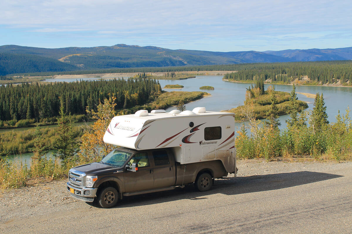 Der breite Yukon River mit seinen tückischen Strömungen begleitet Reisende zwischen Dawson City und Whitehorse.