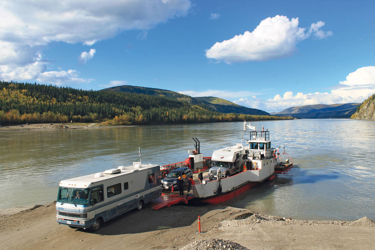 Un petit ferry relie en été la Top of the World Highway et Dawson City, la ville des chercheurs d’or. Même les grands camping-cars et les camions peuvent être transportés sur le fort courant du Yukon.