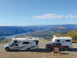 Le Midnight Dome veille sur Dawson City et le Yukon. On peut s’y rendre à pied en faisant une jolie promenade ou en effectuant un agréable trajet sur une route aux multiples virages.