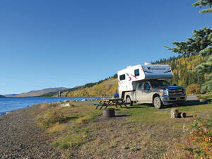 Pour terminer notre voyage en beauté, nous passons la dernière nuit sur un camping de rêve, au bord d’un des nombreux lacs situés au nord de Whitehorse.