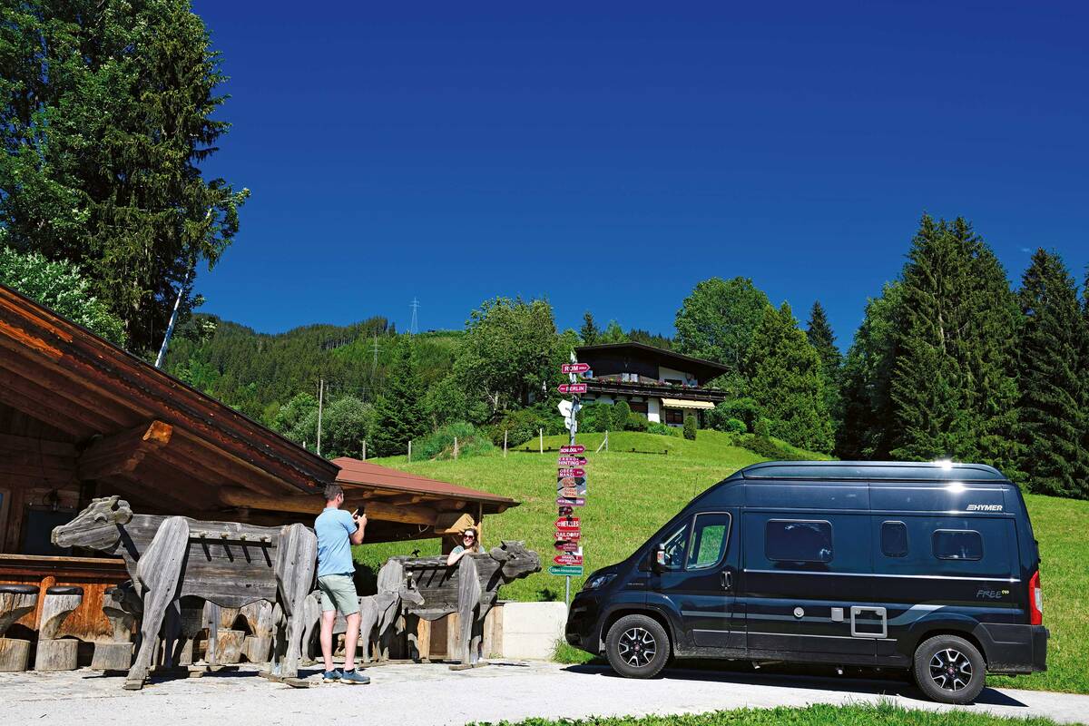 Devant la Sunnseit Hütte, des panneaux nous indiquent les distances qui nous séparent de Rome et de Berlin mais nous trouvons cette région au moins aussi intéressante pour un voyage en camping-car.