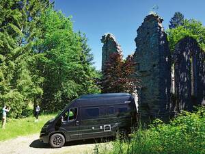 L'église de Hörbrunn devait être construite en signe de prospérité et de dévotion à Dieu mais lorsque les affaires de la verrerie voisine ont moins bien marché, le bâtiment est tombé en ruine.