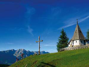 La montée vers le pré-pic de la Kraftalm révèle les pentes escarpées du Wilder Kaiser.